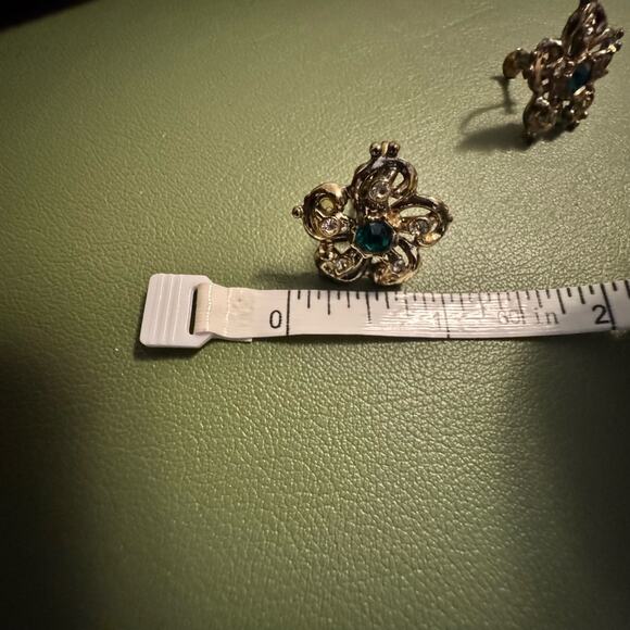 VTG Gold Colored Emerald Clear Rhinestones Screw Earrings Flower Floral Clip On - Picture 10 of 10